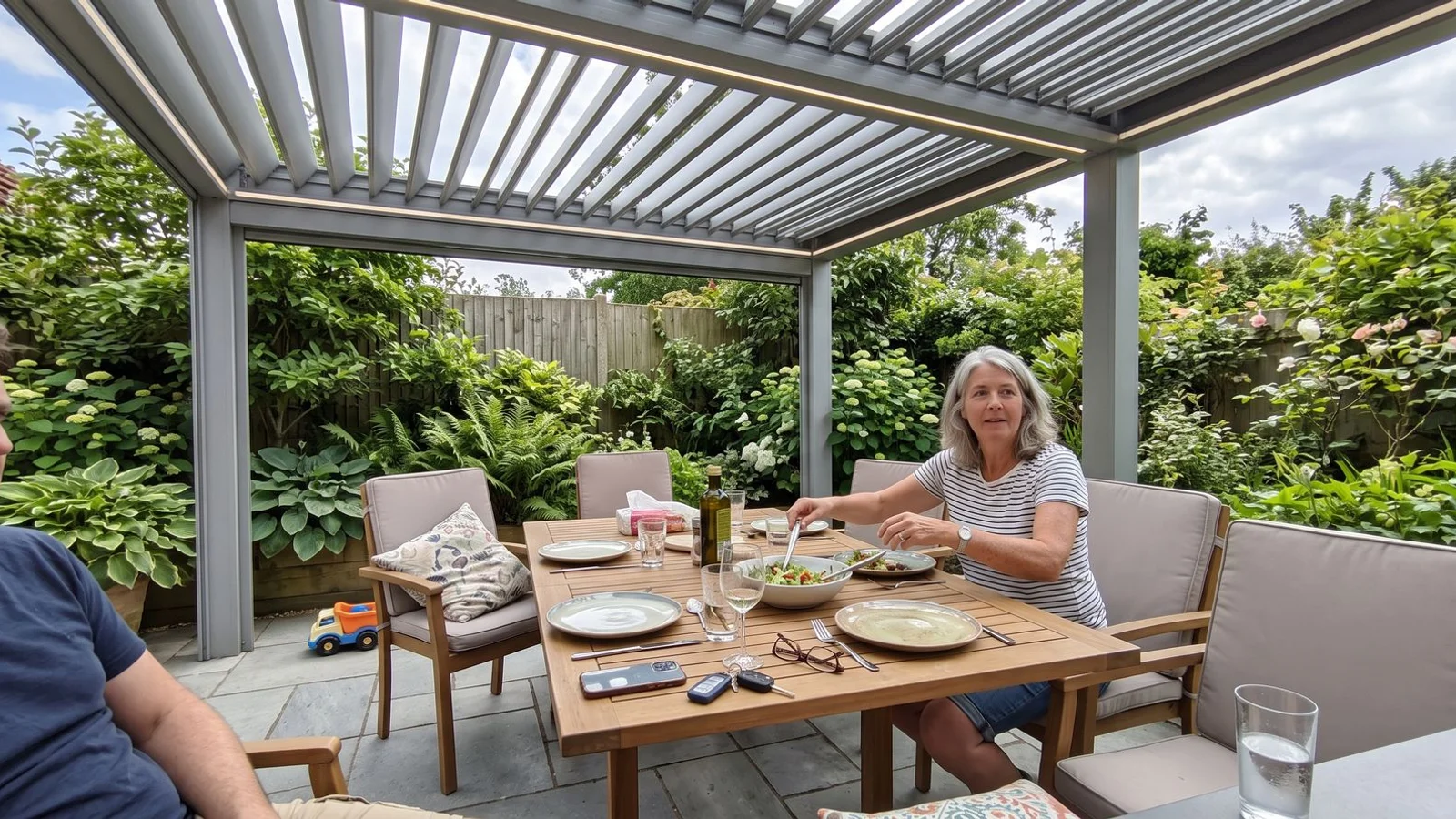 Bioclimatic aluminium pergola over a Bedfordshire patio dining area